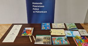 Wszystkie prace konkursowe na tle napisu: Komenda Powiatowa Policji w Pabianicach.