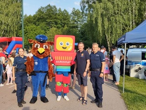 Policjanci wspólnie z maskotkami pozują do wspólnego zdjęcia.