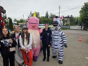 Policjantka z maskotkami.
