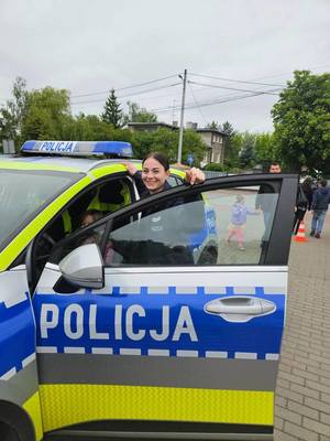 Policjantka przy radiowozie.