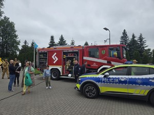 Radiowóz i wóz strażacki na pikniku.