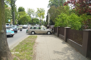 Miejsce zdarzenia na którym widać rozbite auto i stojący obok radiowóz.