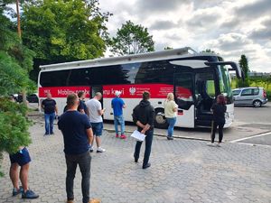 Ludzie czekający w kolejce do krwiobusa.