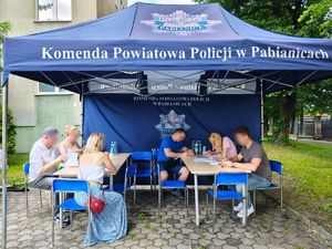 Osoby wypełniające zgłoszenia do oddania krwi.