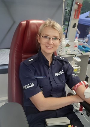 Policjantka w trakcie oddawania krwi.
