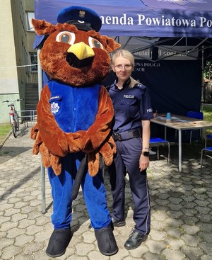 Policjantka z maskotką pabianickiej policji.