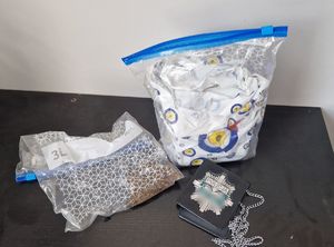 Zabezpieczone narkotyki wraz z odznaką policyjną.