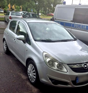 Auto nietrzeźwej kierującej obok którego stoi policyjny radiowóz.