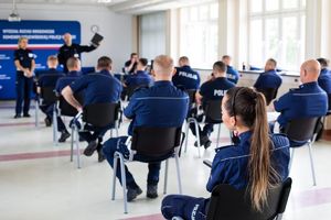 Policjanci podczas rozwiązywania testu wiedzy.