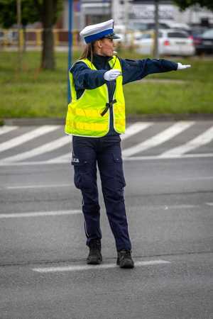 Policjantka kierująca ruchem.