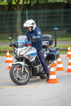 Policjantka na motocyklu.