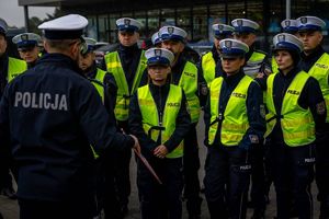 Policjanci w kamizelkach odblaskowych.