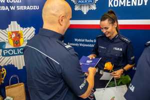 Policjantka odbierająca dyplom