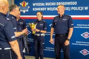 Policjantka odbierająca puchar.