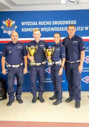 Nagrodzenie policjanci wraz ze swoimi przełożonymi.