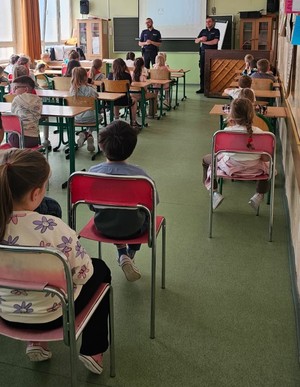 Dzielnicowi na spotkaniu w szkole.