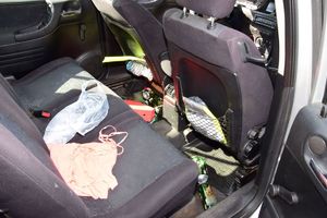 Wnętrze auta, którym kierował nietrzeźwy kierujący.