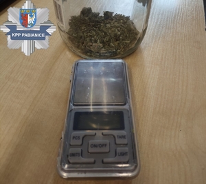 Susz roślinny w słoiku. Przed słoikiem stoi waga.