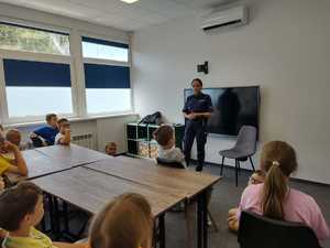 Policjantka w klasie z dziećmi.