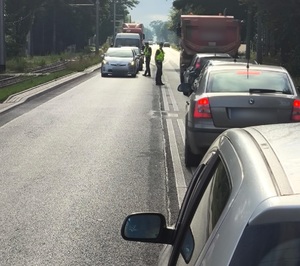 Policjanci prowadzący działania dotyczące trzeźwości wśród kierujących.