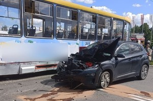 Miejsce zdarzenia drogowego, na który widać pojazd osobowy i tramwaj.