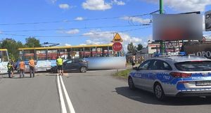Miejsce zdarzenia drogowego, na który widać pojazd osobowy i tramwaj.