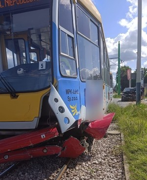 Miejsce zdarzenia drogowego, na który widać tramwaj.