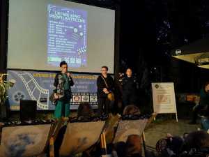 Organizatorki letniego kina profilaktycznego przemawiają do widowni.