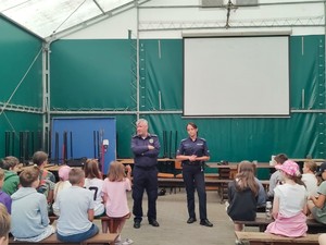 Policjantka i strażnik miejski na zajęciach z dziećmi.