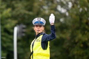 Policjantka kierująca ruchem.