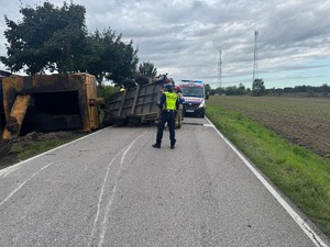Policjant na miejscu zdarzenia drogowego.