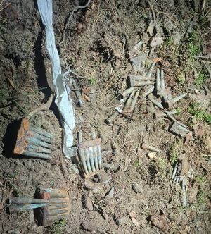 Skorodowane pociski na ziemi.