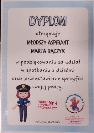 Dyplom dla młodszy aspirant Marta Bączyk w podziękowaniu za udział w spotkaniu z dziećmi oraz przedstawienie specyfiki swojej pracy. Pieczątka Przedszkola i dyrektora oraz grafika policjantki i logo przedszkola.