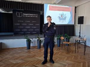 Umundurowany policjant na spotkaniu z młodzieżą.