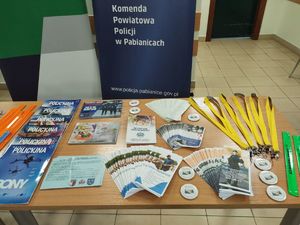 Materiały informacyjne znajdujące się na stoisku profilaktycznym.