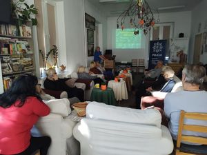 Policjantka opowiadająca o zaginięciach na spotkaniu z seniorami.