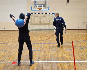 Kobieta rzuca piłką lekarską.