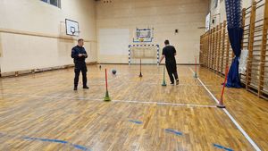 Mężczyzna pod okiem policjanta pokonuje tak zwaną &quot;kopertę&quot;.