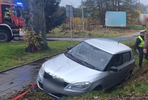 Pojazd w rowie. Na miejscu pracujące służby ratunkowe.