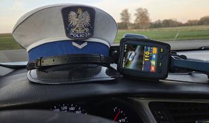 Ręczny miernik prędkości na podszybiu radiowozu.