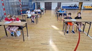 Uczniowie piszący test wiedzy.