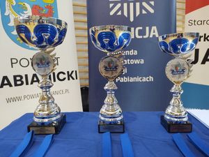 Puchary dla zwycięskich drużyn.