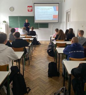 Policjant na zajęciach z licealistami.