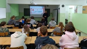 Policjant na zajęciach z licealistami.