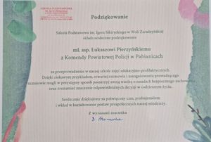 Podziękowania dla policjanta przeprowadzającego spotkanie z dziećmi w Szkole Podstawowej.