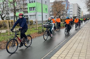 Rowerzyści w trakcie przejazdu.
