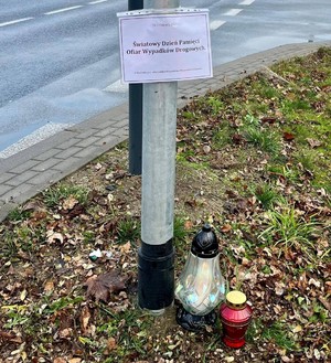 Znicze zapalone w miejscu śmiertelnego wypadku drogowego.