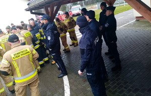 Strażacy i policjanci podczas ćwiczeń.