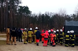 Strażacy, ratownicy i policjanci podczas ćwiczeń.