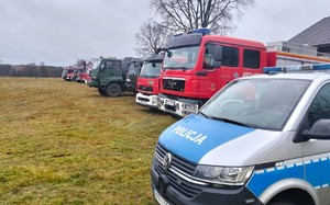Pojazdy służb uczestniczących w manewrach.